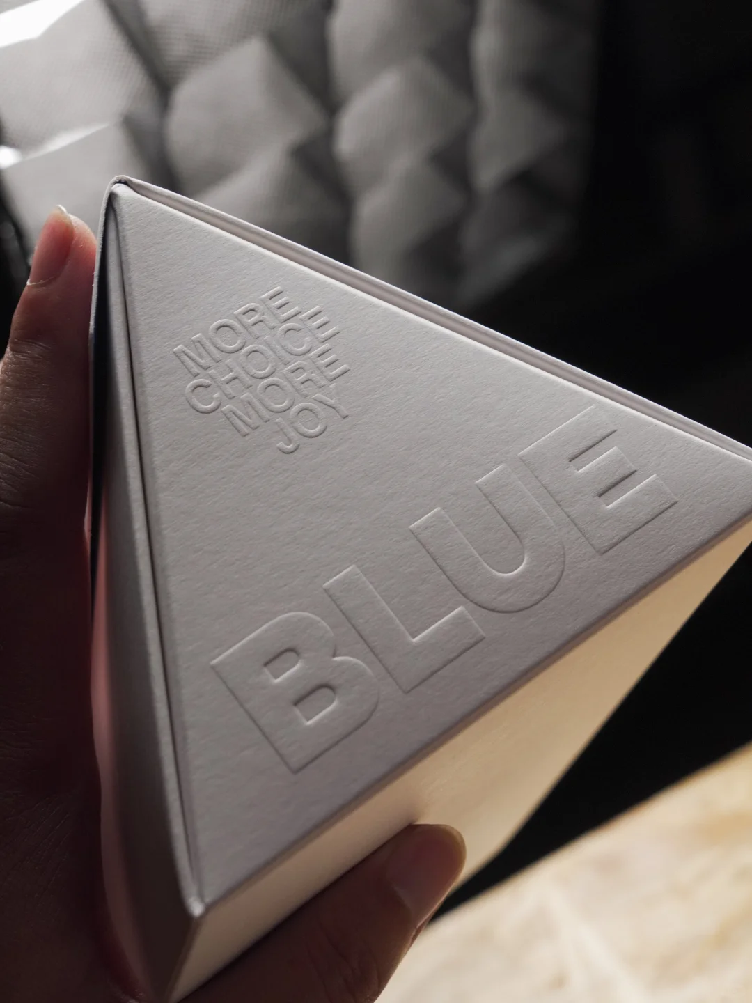 triangular magnetic flip top gift box with ribbon handle 1