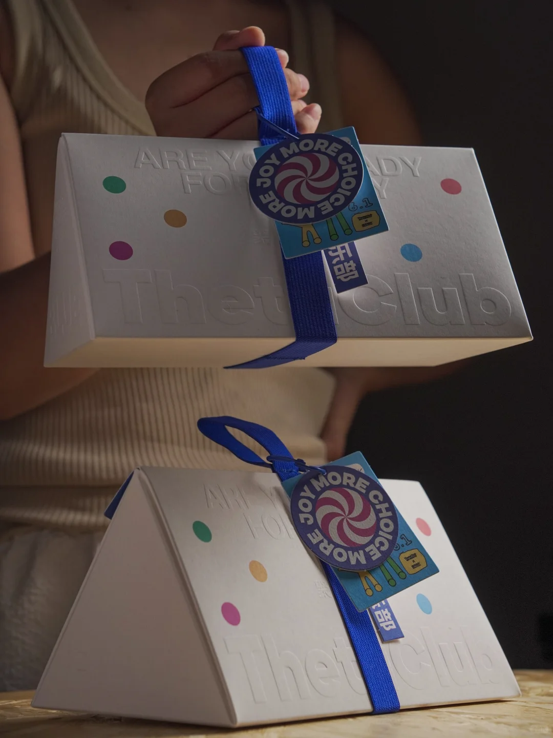 triangular magnetic flip top gift box with ribbon handle 2