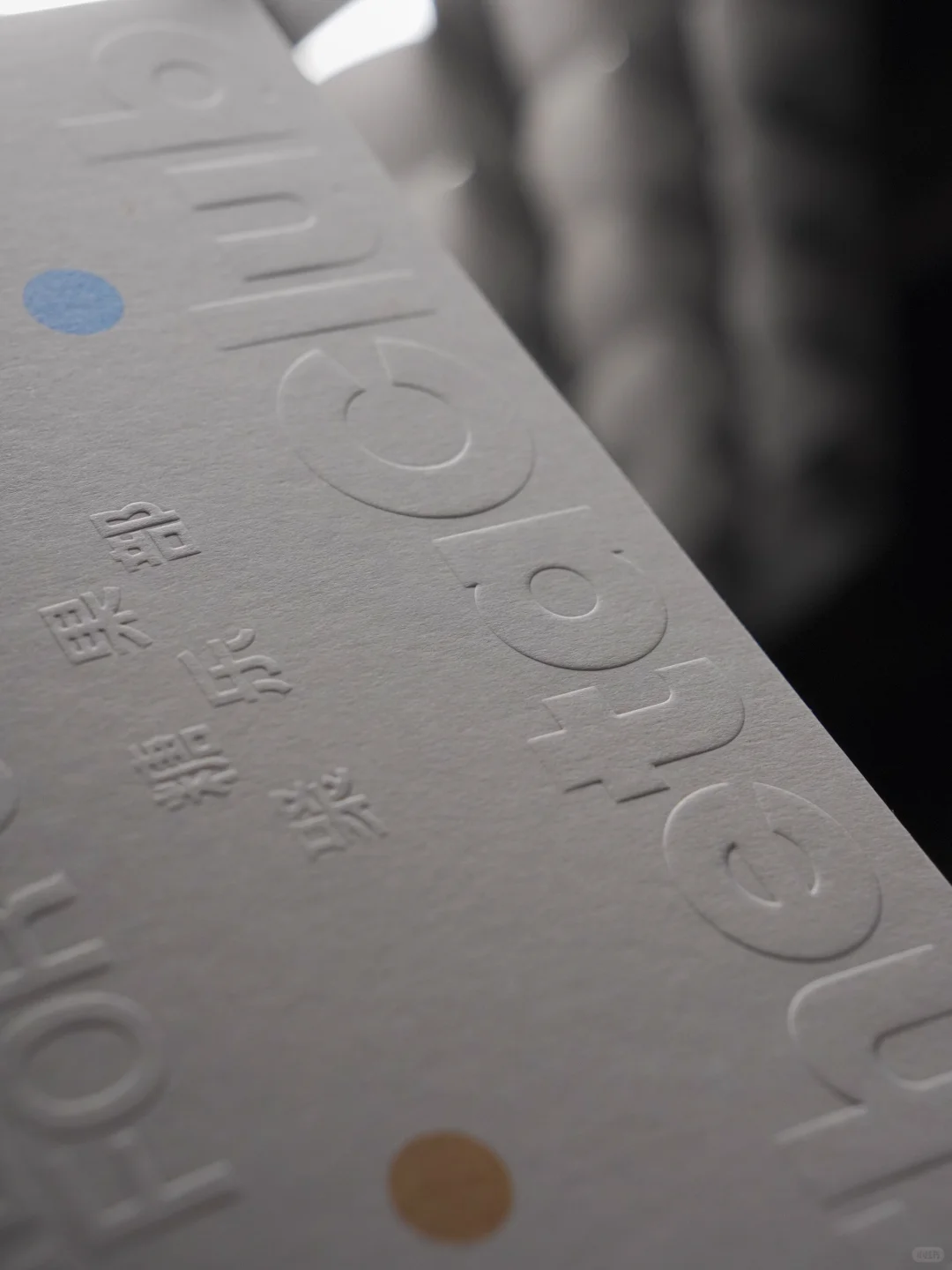 triangular magnetic flip top gift box with ribbon handle 3